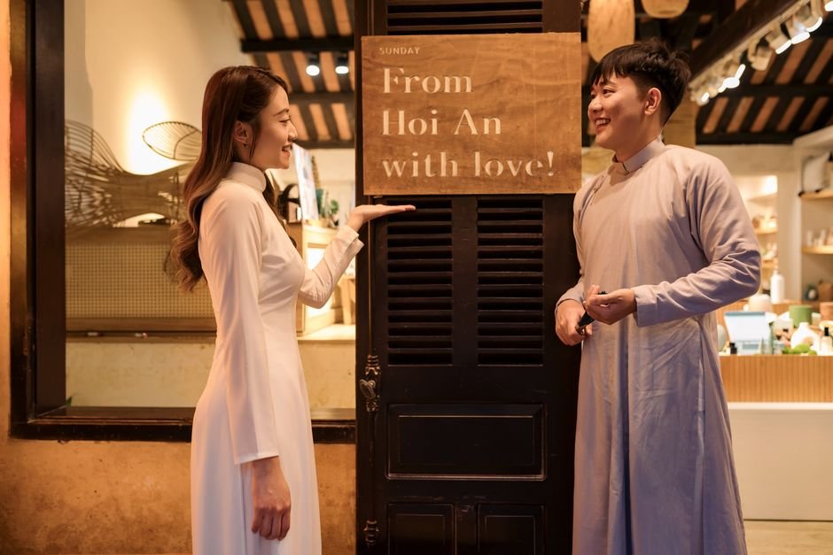 Chuyên viên tư vấn của Nam Việt Travel đang tận tình tư vấn gói tour cho khách hàng, thể hiện sự chuyên nghiệp và đáng tin cậy