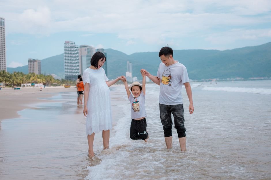 Cặp đôi hoặc gia đình đang vui vẻ tương tác với hướng dẫn viên địa phương trong một hoạt động văn hóa tại Việt Nam