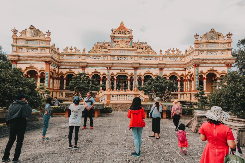 Du khách thưởng thức bữa ăn ngon miệng với đặc sản địa phương tại Miền Tây sông nước, minh họa dịch vụ ăn uống trong tour trọn gói của Nam Việt Travel
