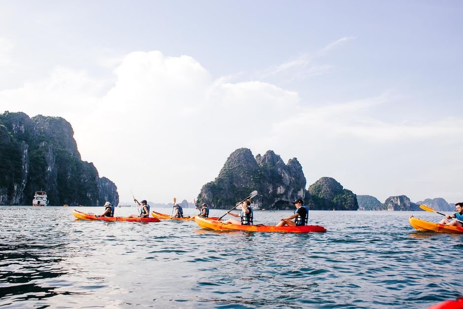 Du khách vui vẻ chụp ảnh tự sướng trên Vịnh Hạ Long, thể hiện sự tiện lợi của tour trọn gói của Nam Việt Travel