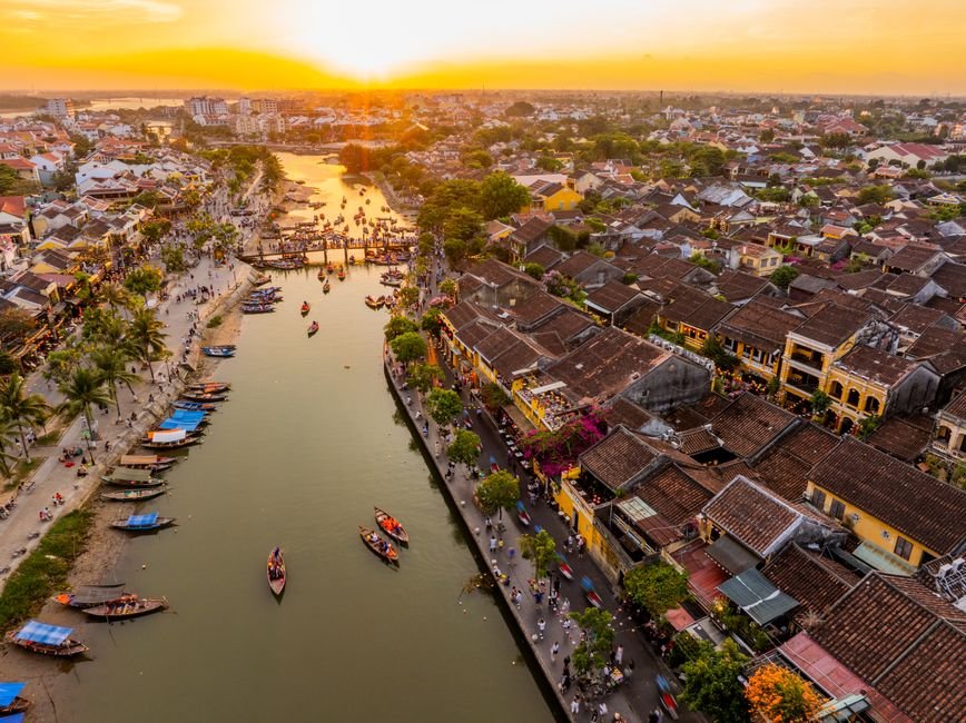Phố cổ Hội An lung linh đèn lồng buổi hoàng hôn, tượng trưng cho vẻ đẹp văn hóa trong tour của Nam Việt Travel