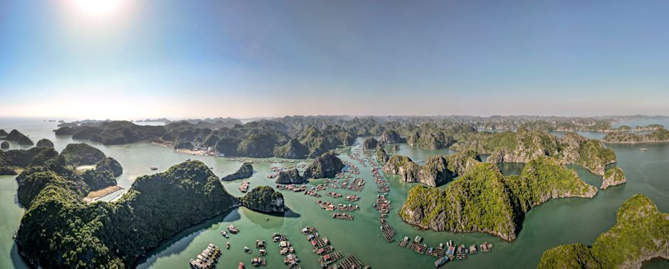 Toàn cảnh Vịnh Hạ Long hoặc ruộng bậc thang Sapa, phong cảnh thiên nhiên hùng vĩ của Việt Nam