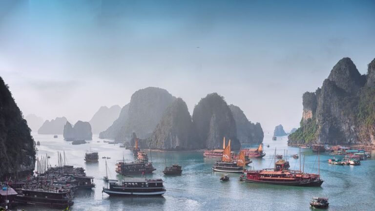 Vịnh Hạ Long với những hòn đảo đá vôi hùng vĩ và thuyền buồm truyền thống, biểu tượng cho vẻ đẹp tự nhiên của Việt Nam