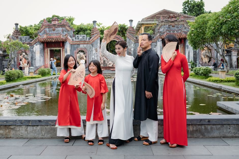 Hướng dẫn viên Nam Viet Travel hỗ trợ khách du lịch tận tình