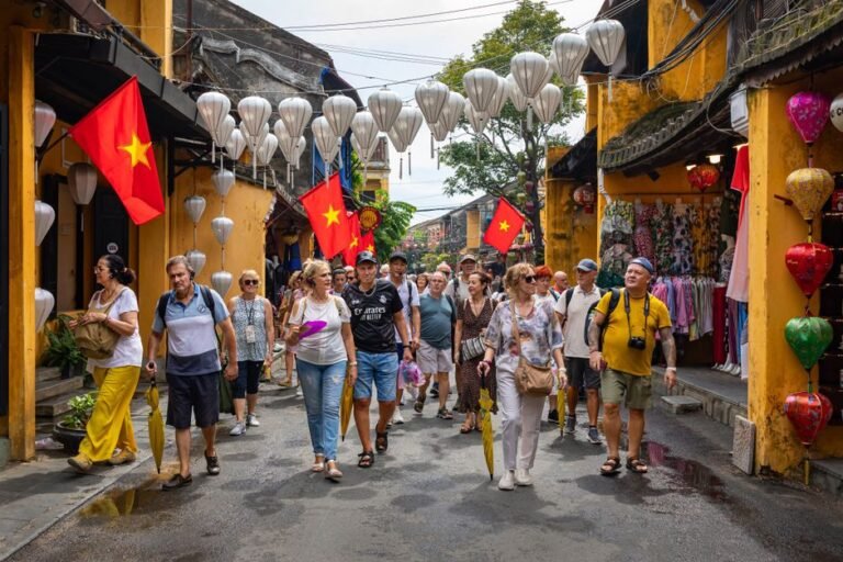 Hướng dẫn viên Nam Viet Travel tận tâm hướng dẫn du khách