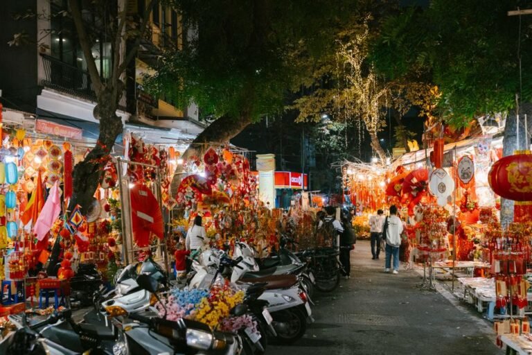 Phố cổ Hà Nội sôi động, nơi văn hóa và ẩm thực hòa quyện dưới ánh đèn lồng.