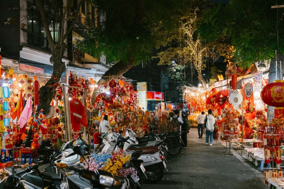 Phố cổ Hà Nội sôi động, nơi văn hóa và ẩm thực hòa quyện dưới ánh đèn lồng.
