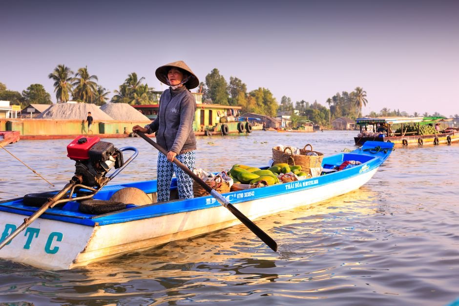 Chợ nổi sầm uất ở Đồng bằng sông Cửu Long, một trải nghiệm ẩm thực và văn hóa đặc sắc trong tour miền Nam.