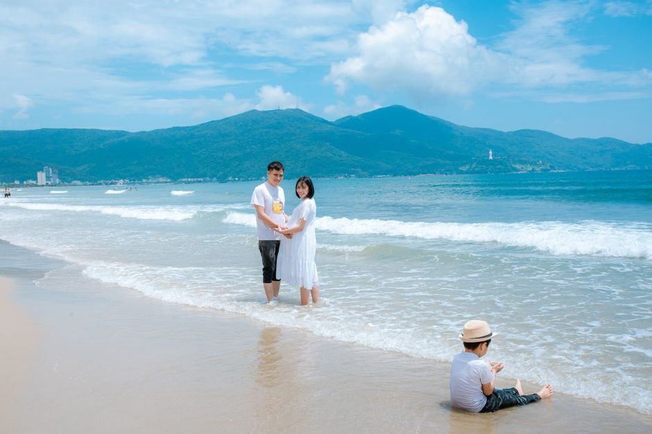 Cặp đôi hoặc gia đình đang vui vẻ trải nghiệm tour Đà Nẵng Hội An, tận hưởng khoảnh khắc đáng nhớ