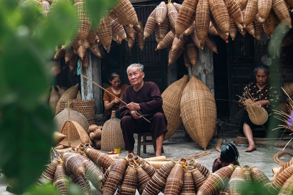 Du khách tận hưởng trải nghiệm văn hóa độc đáo cùng Nam Việt Travel trong tour du lịch nội địa