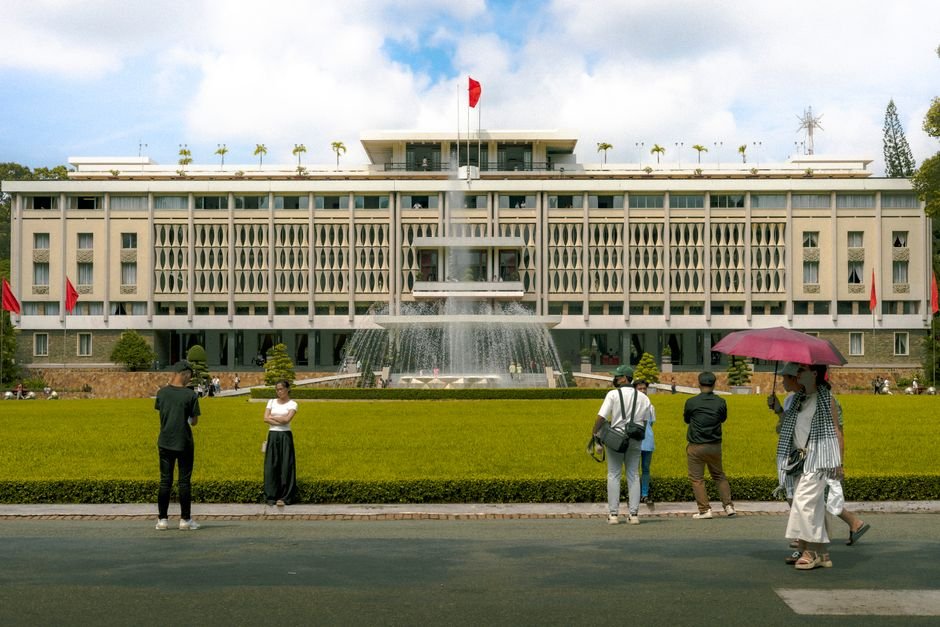 Hướng dẫn viên Nam Việt Travel tận tình hỗ trợ du khách, đảm bảo chuyến đi an toàn và thú vị
