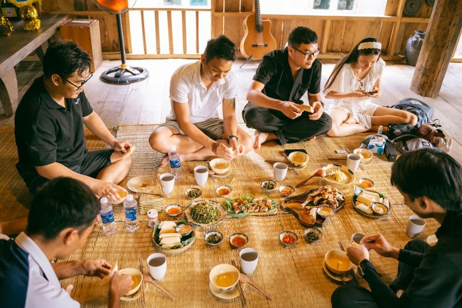 Nhóm bạn thưởng thức đặc sản Miền Tây tại nhà hàng địa phương