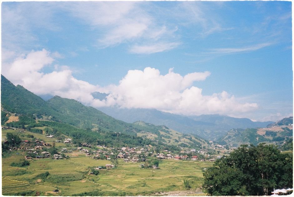 Ruộng bậc thang xanh mướt ở Sapa với người dân địa phương làm việc, cảnh đẹp yên bình trong các tour khám phá của Nam Việt Travel