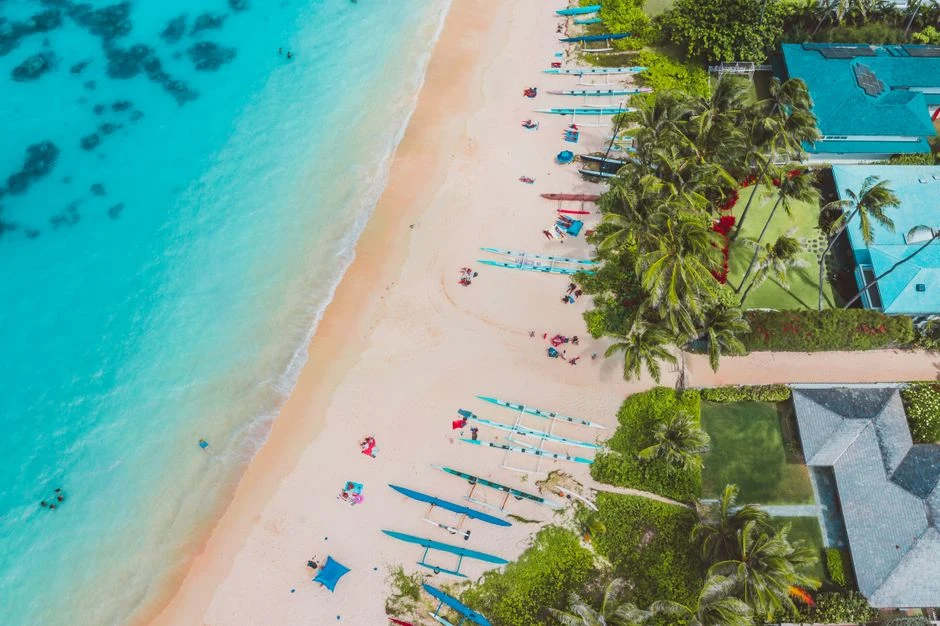 Khung cảnh bãi biển trắng mịn với nước biển trong xanh ở Việt Nam, mời gọi du khách đến nghỉ dưỡng